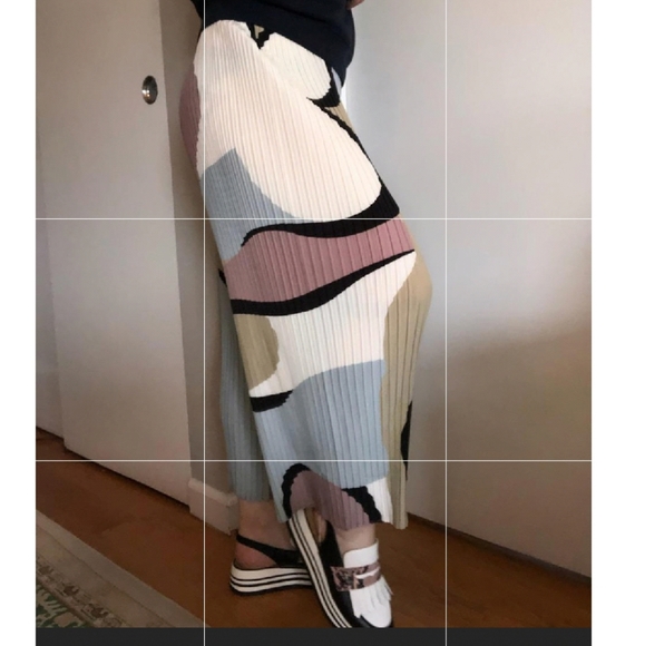 ISSEY MIYAKE Cropped Trousers - Picture 2 of 5